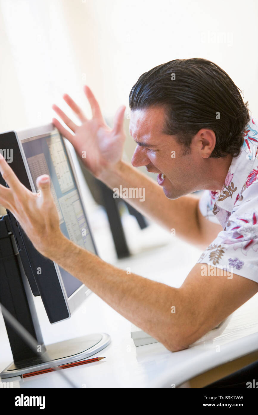 L'homme dans la salle informatique de la frustration à surveiller Banque D'Images