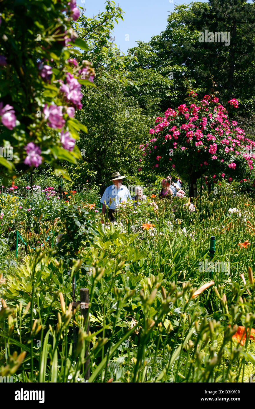 Juillet 2008 - Des gens qui marchent à Claude Monet musée présentant sa maison et jardin à Giverny Normandie France Banque D'Images