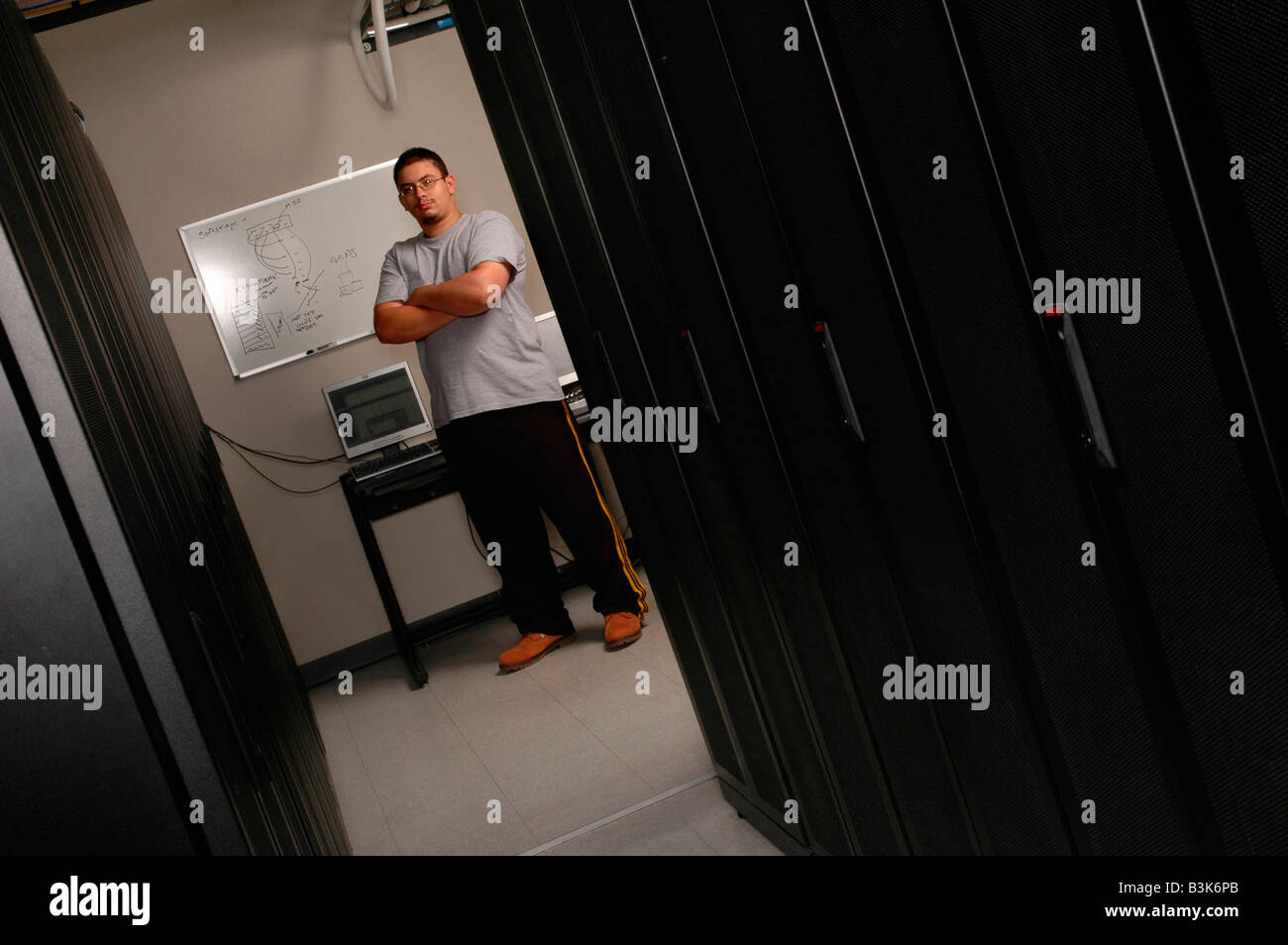 Technicien en informatique hispanique dans un network server room Banque D'Images