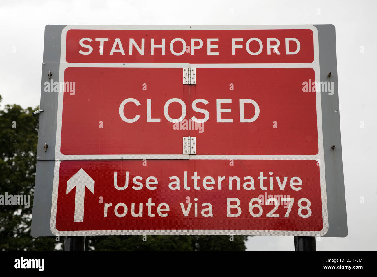 La route est fermée à Stanhope Ford dans le comté de Durham, Angleterre. Banque D'Images