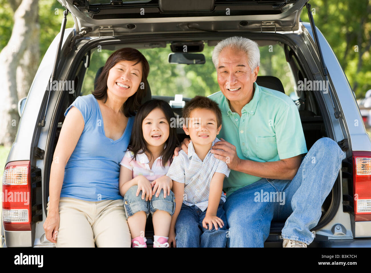 Les grands-parents avec petits-enfants en voiture de hayon Banque D'Images