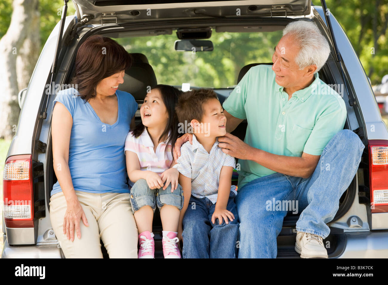 Les grands-parents avec petits-enfants en voiture de hayon Banque D'Images