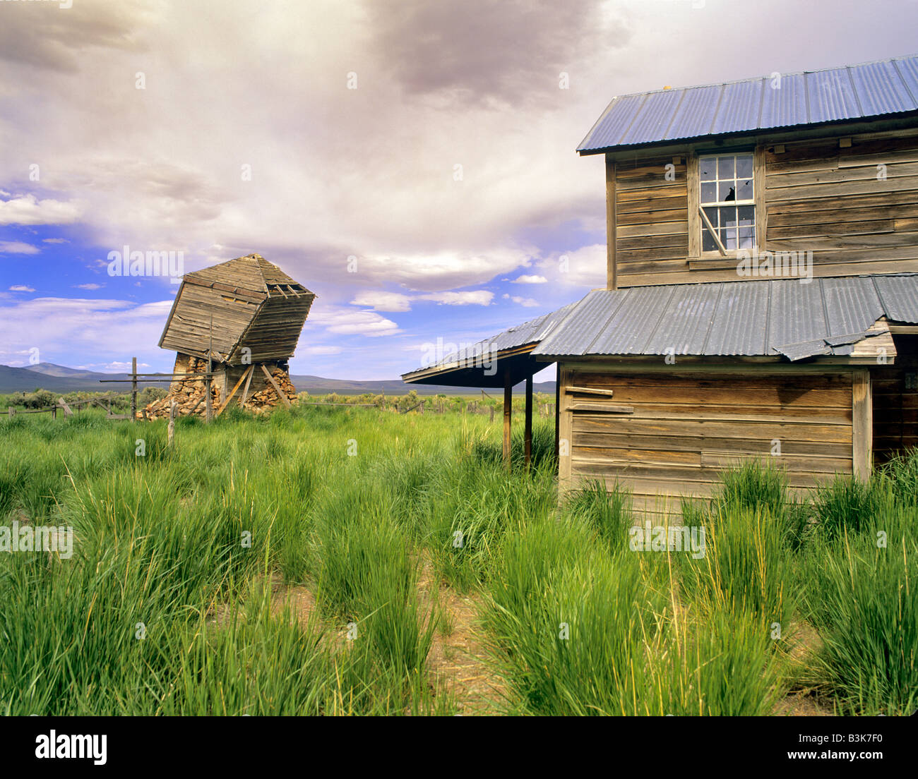 Homestead Abandonded en inclinant la grange ranch près de shirk Adel Oregon Banque D'Images