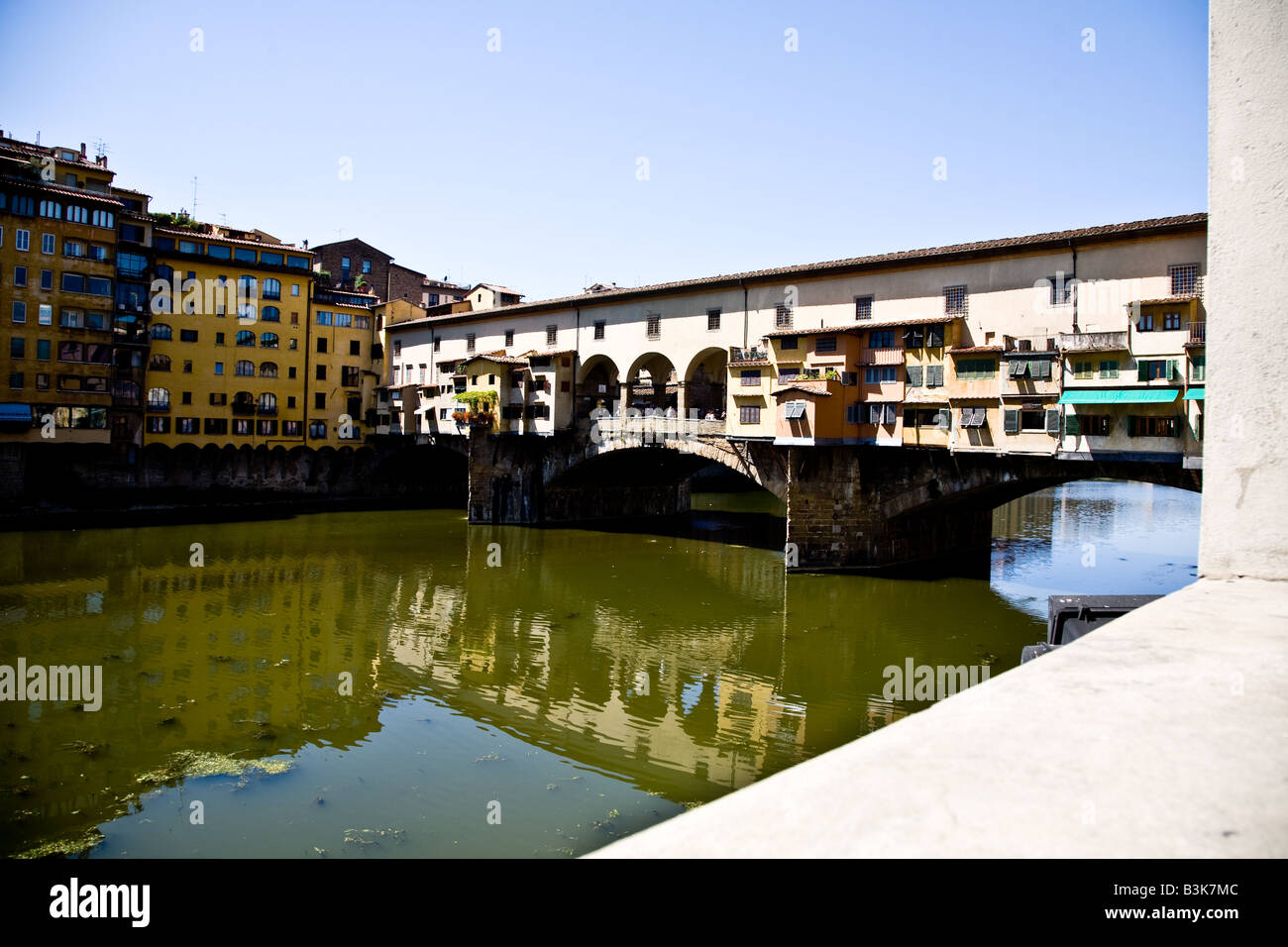 Le Ponte Vecchio l'ancien pont c'est une rue commerçante dans l'Arno Fiume Banque D'Images