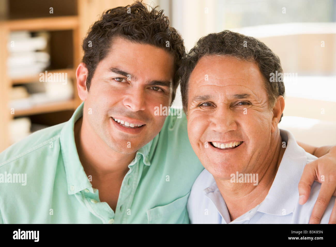Deux hommes dans la salle de séjour smiling Banque D'Images