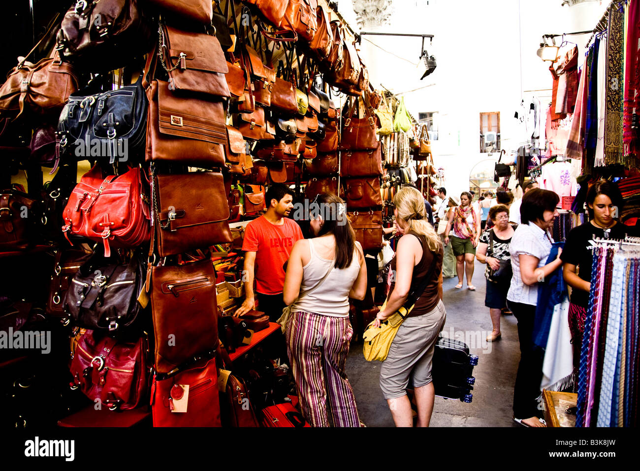 Consommateurs à la recherche de cuir dans un marché à Florence Banque D'Images