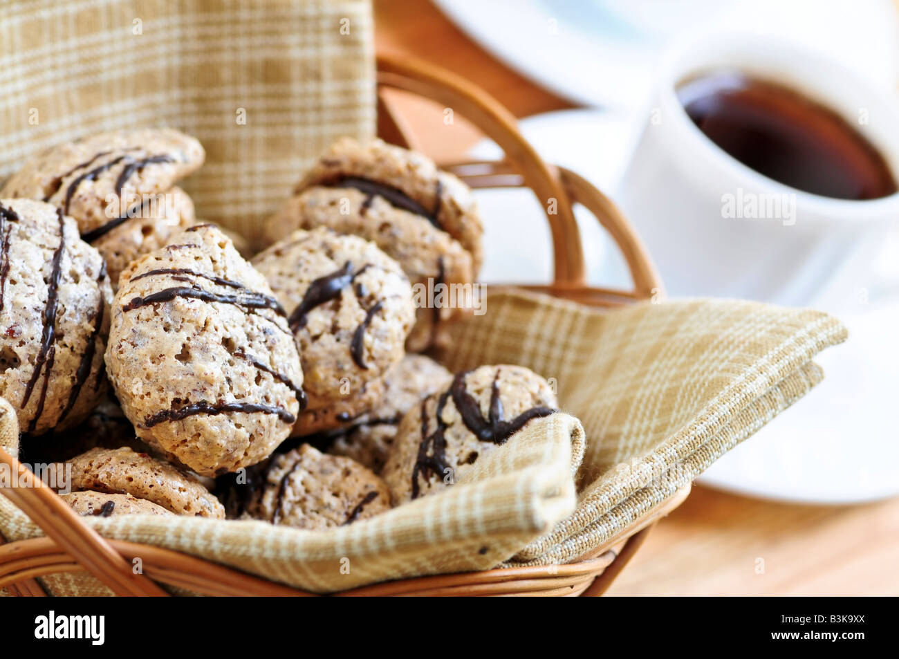 Sandwich frais cookies dans un panier et machine à café expresso Banque D'Images