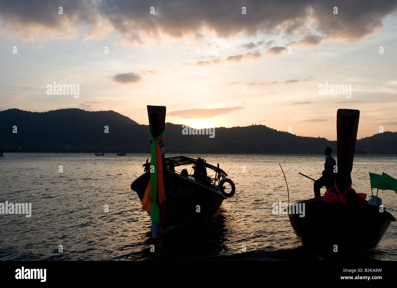 Les pêcheurs traditionnels bateaux longtail en mer à Ko Lanta, Thaïlande. Banque D'Images