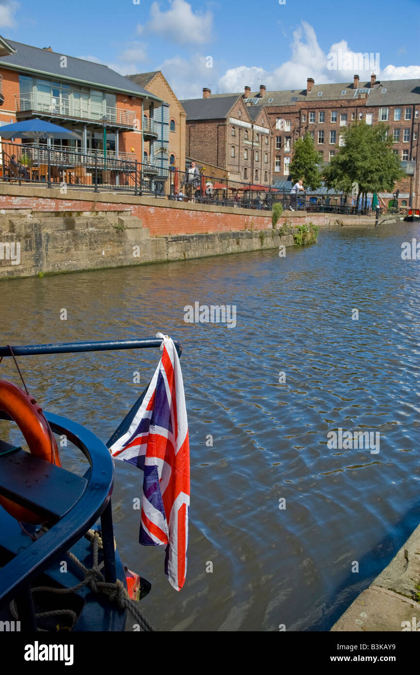 Union Jack drapeau flotte sur la poupe d'une barge sur le Canal de Nottingham, Nottingham, Angleterre. Banque D'Images