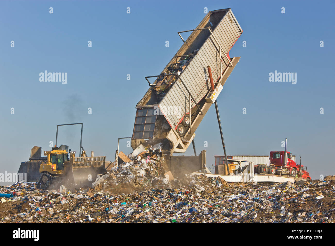 Dumping benne semi-remorque contenant des déchets. Banque D'Images