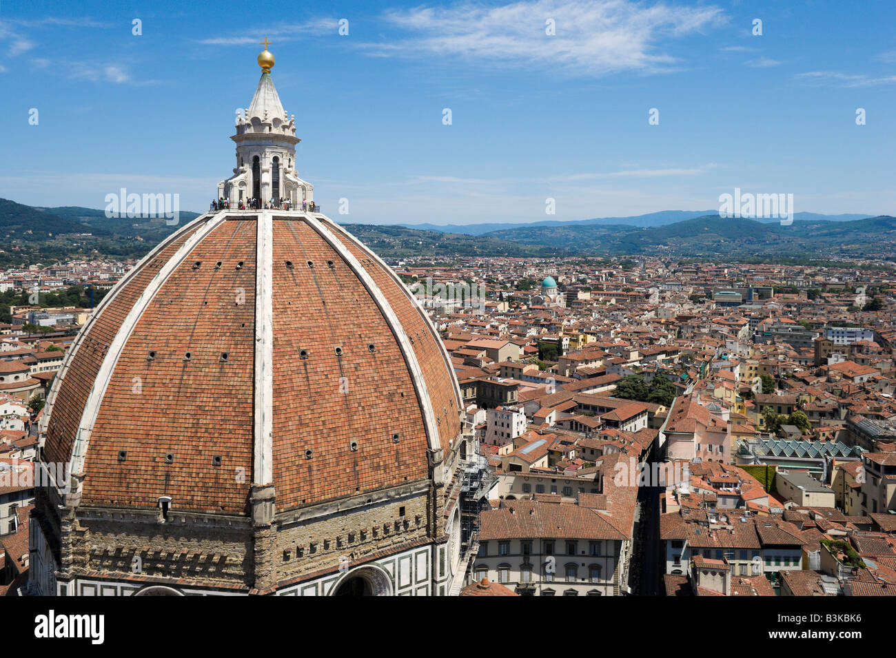 Vue sur le dôme de la Basilique de Santa Maria del Fiore (le Duomo) à partir de l'hôtel Campanile, Florence, Toscane, Italie Banque D'Images