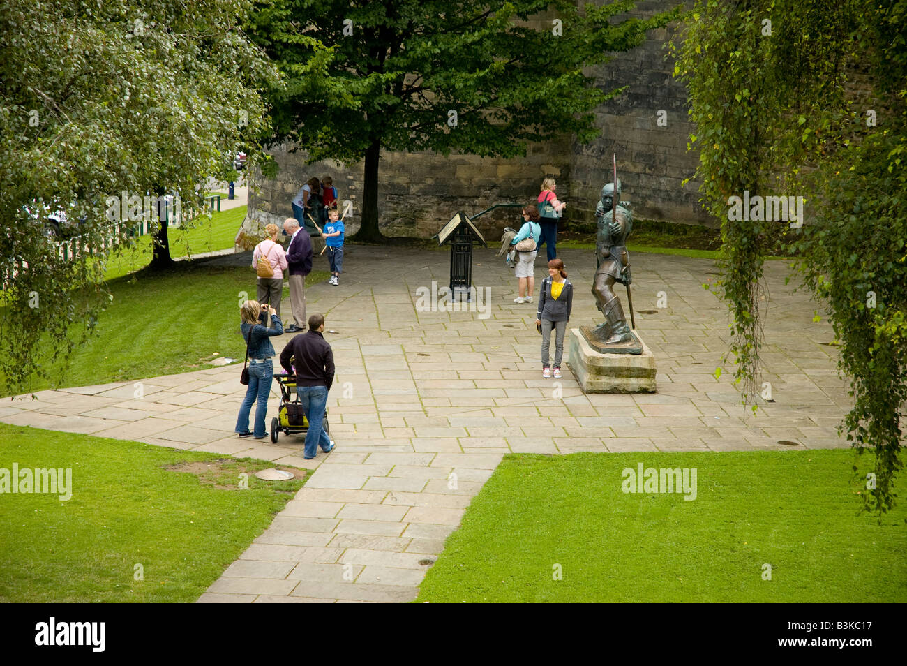 Les familles se rassemblent pour les photos de la statue de Robin des Bois, Nottingham, Angleterre. Banque D'Images