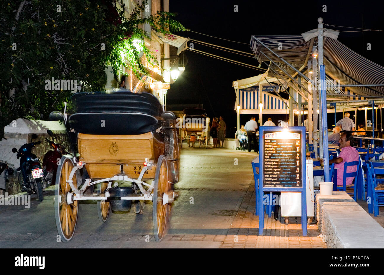 Cheval et sa voiture la nuit, Vieux Port, Spetses, Grèce Hellas Banque D'Images