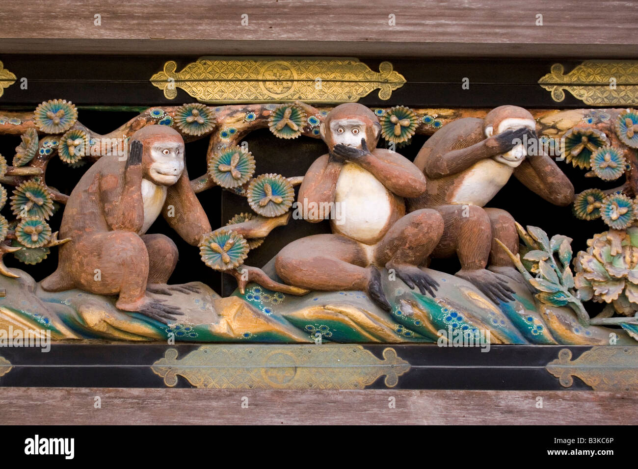 Une frise à l'Ieyasu Tokugawa de culte, montrant l'un des singes sages à Nikko, Japon. Banque D'Images