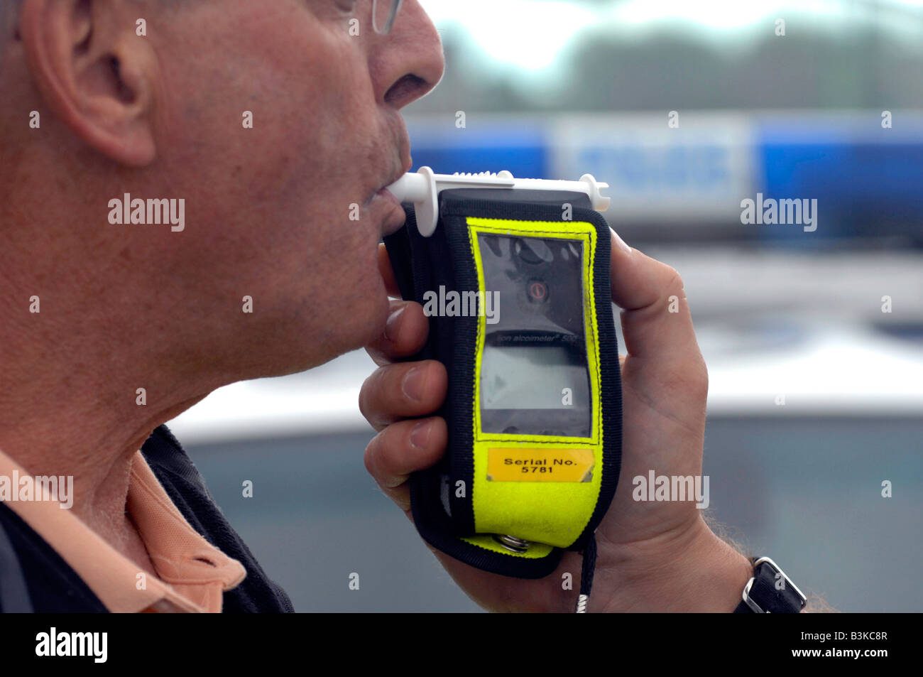 Close up d'un alcootest police utilisée sur un homme (posée par un modèle) Banque D'Images