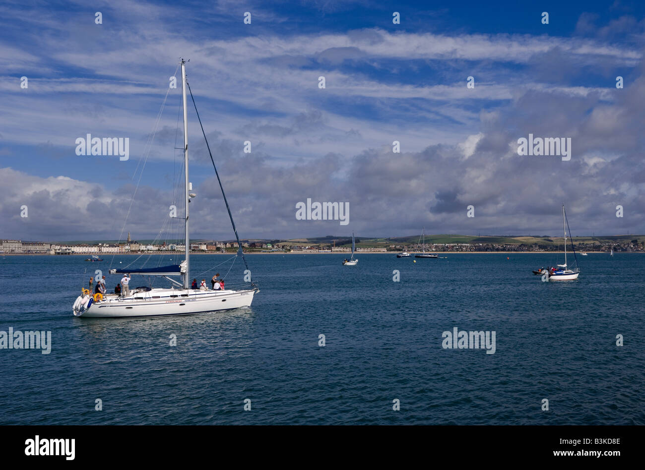 Location de voiles en mer au large de la côte de Weymouth, dans le Dorset Banque D'Images