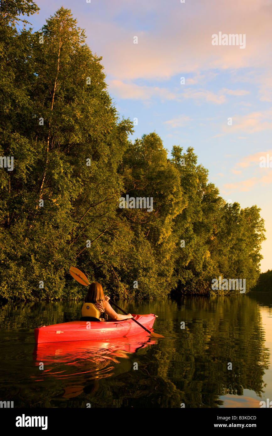 Kayak sur le lac doigt modèle Alaska Wasilla publié Banque D'Images