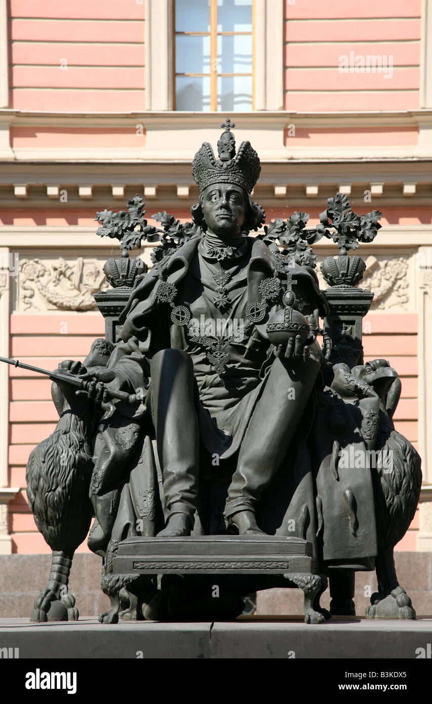 Monument à l'empereur russe Paul Ier dans la cour de l'ingénieur Château St Petersburg, Russie Banque D'Images
