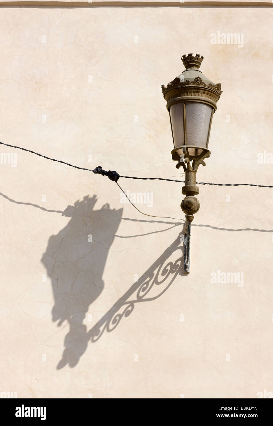 Une lampe marocaine hung on wall Banque D'Images