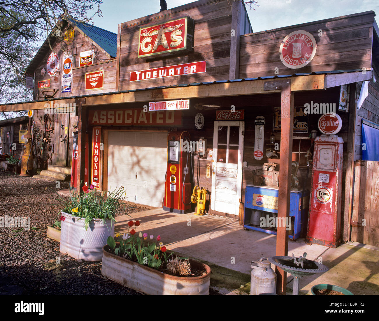 Magasin d'antiquités garage et station-service près de Monroe avant l'Oregon Banque D'Images