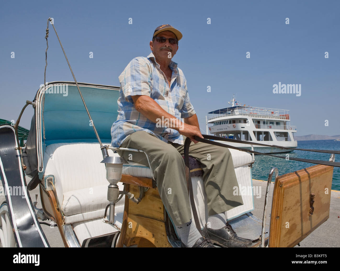 La conduite de l'homme locales une calèche Spetses Îles Grecques Hellas Banque D'Images