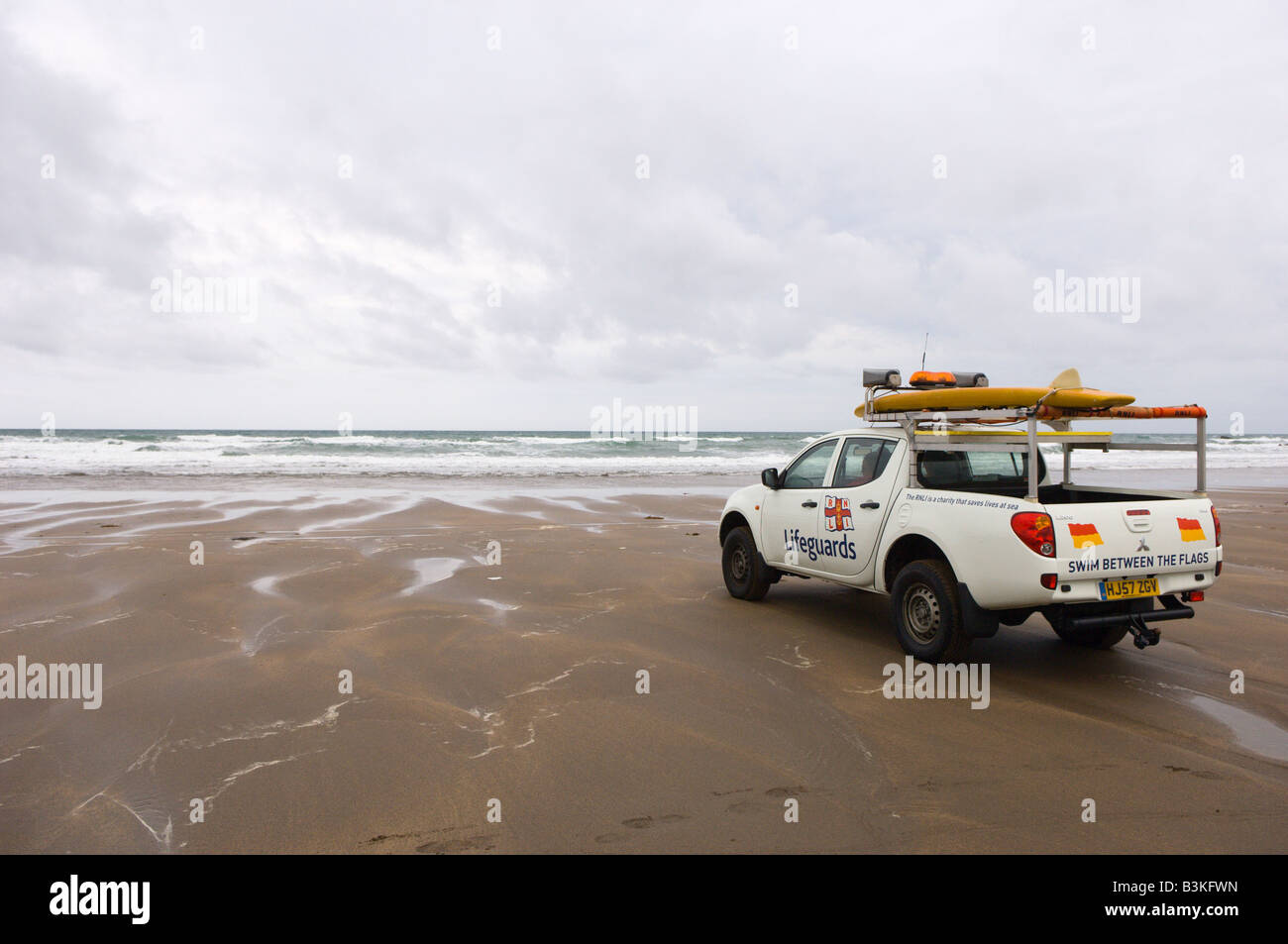 Enquête sur une plage déserte de sauveteurs de leur camionnette à Widemouth Bay Cornwall Grande-bretagne Europe Banque D'Images