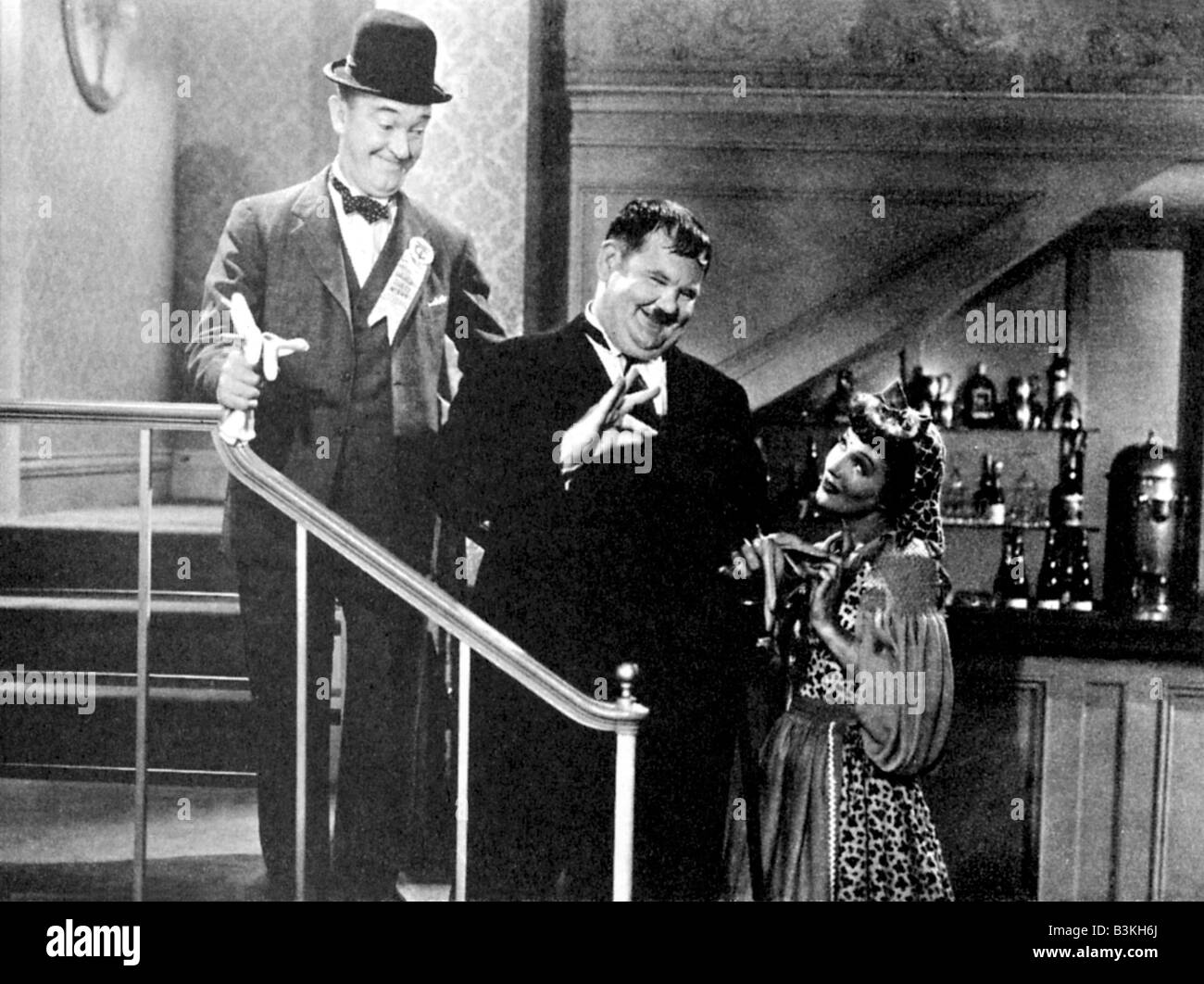 THE FLYING DEUCES 1939 Boris Morros film avec Stan Laurel, Oliver Hardy à gauche et Jean Parker Banque D'Images