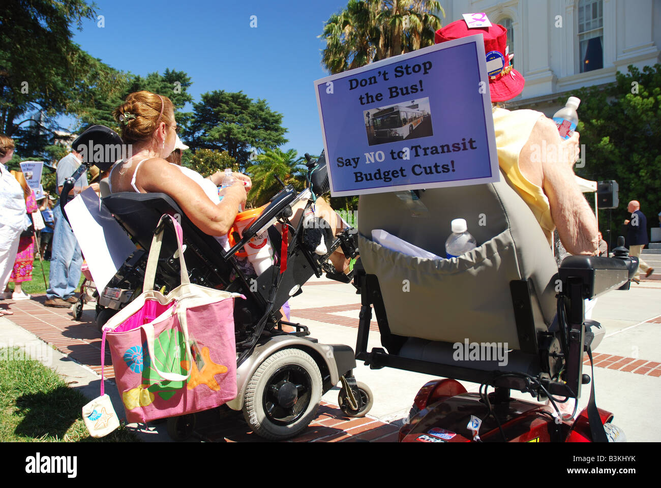 Les personnes à mobilité réduite protester contre les réductions budgétaires proposées pour les transports au California State Capitol à Sacramento le 17 juin 2008 Banque D'Images
