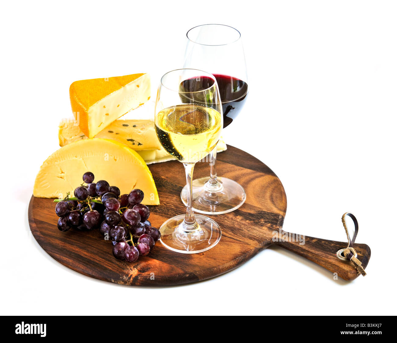 Wineglasses avec du vin rouge et blanc et d'un assortiment de fromages Banque D'Images