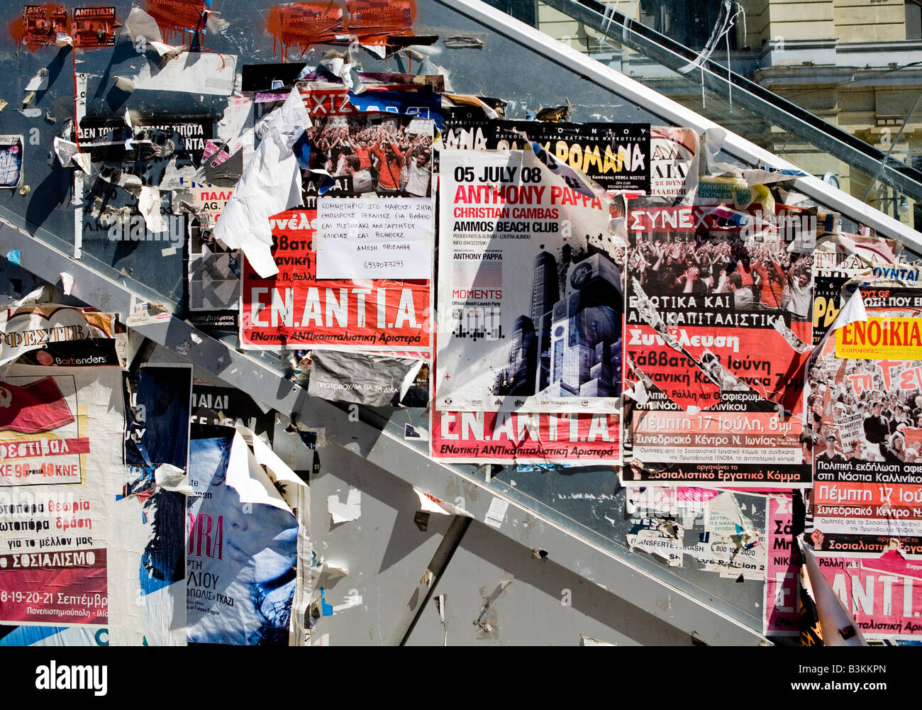 Des affiches sur le côté de l'escalator, Athènes, Grèce Banque D'Images