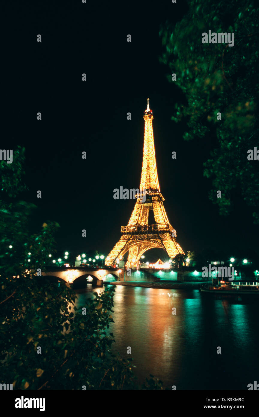 Tour Eiffel la nuit Paris France Europe Banque D'Images