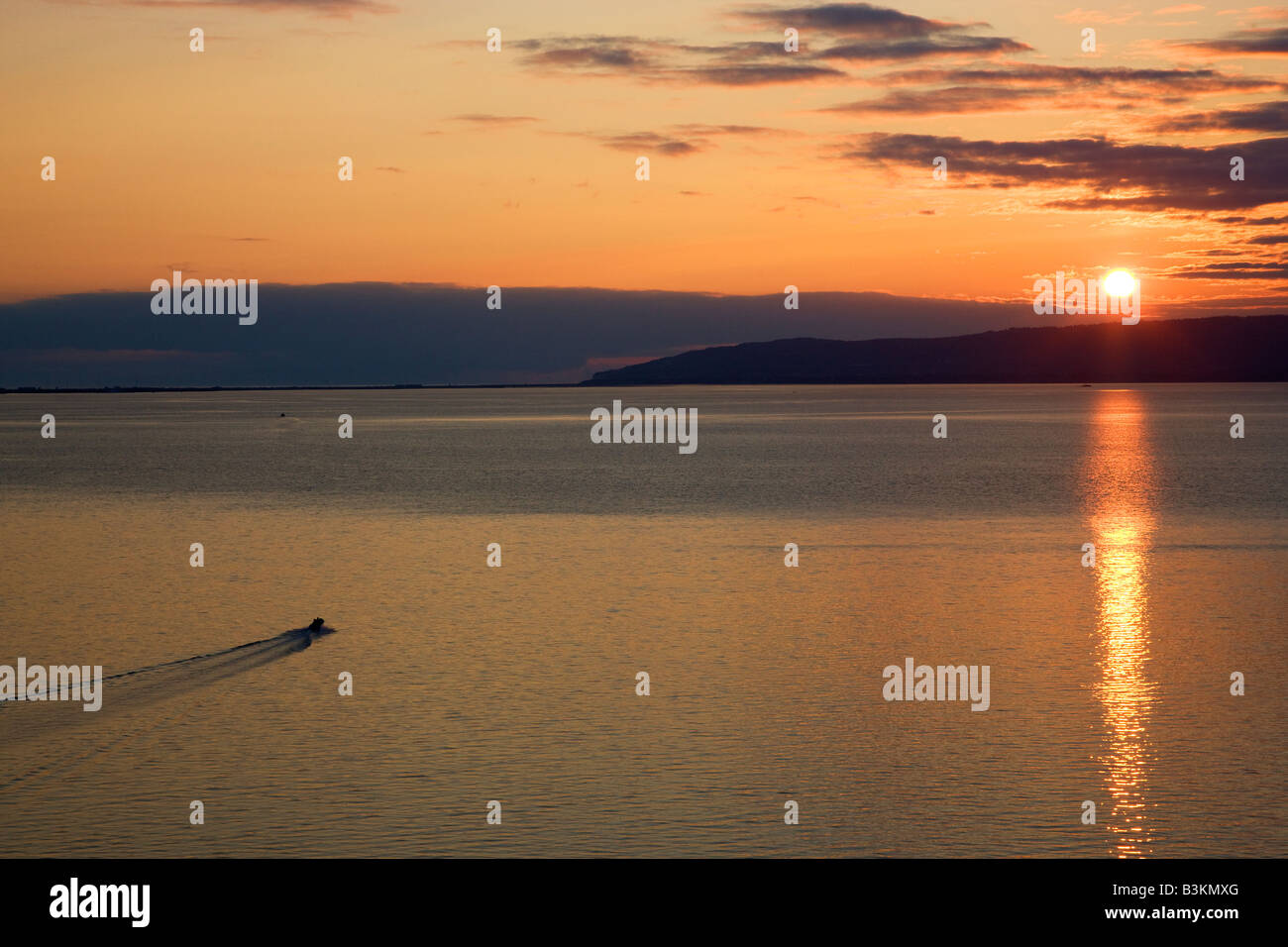 Un bateau laissant Halibut Cove et la position à l'échelle de la baie Kachemak Homer Alaska Banque D'Images