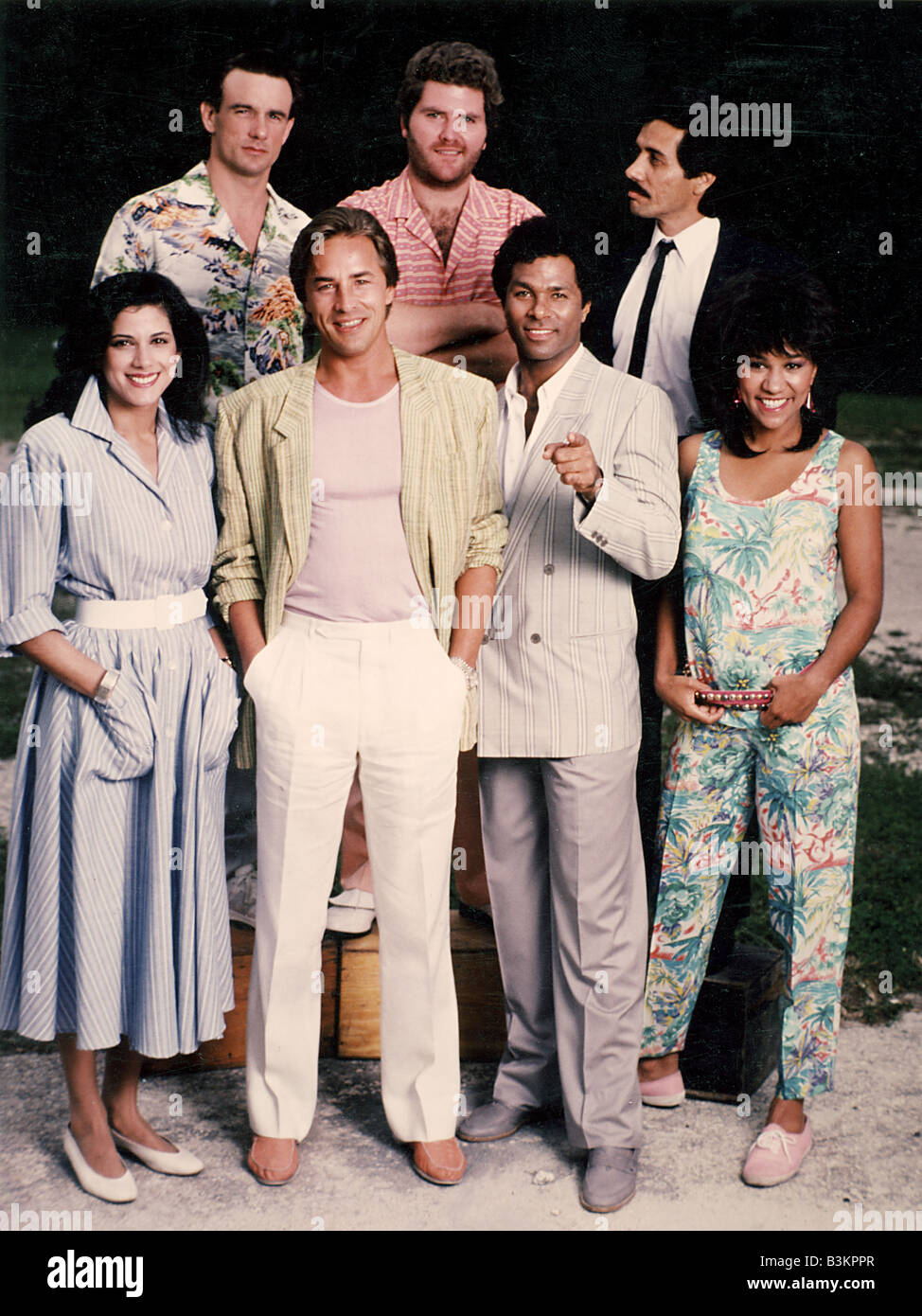 MIAMI VICE séries télévisées américaines avec Don Johnson (en pantalon blanc) et Phillip Michael Thomas à côté de lui montrer a duré de 1984 à 1990 Banque D'Images