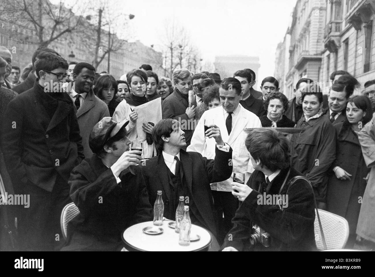 BEATLES dans un café sur les Champs Elysées à Paris Janvier 1964 Banque D'Images BEATLES dans un café sur les Champs Elysées à Paris Janvier 1964 Banque D'Images
