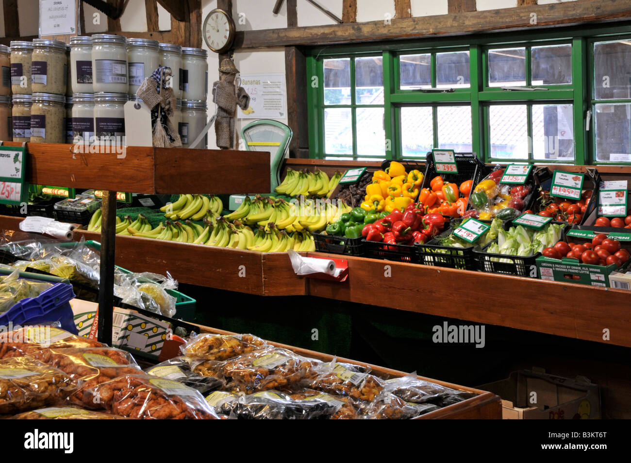 L'intérieur de la propriété Calcott Hall a libéré l'entreprise familiale de vente au détail de la ferme exposant des fruits, des légumes et des produits généraux Brentwood Essex England UK Banque D'Images