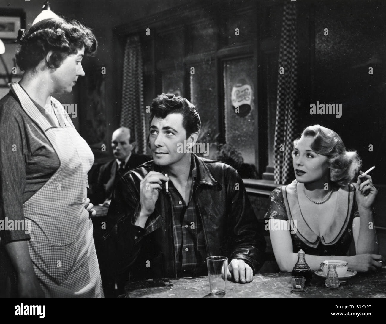 ROADHOUSE GIRL aka Marilyn 1953 Astor film avec Sandra Dorne à droite et Maxwell Reed Banque D'Images