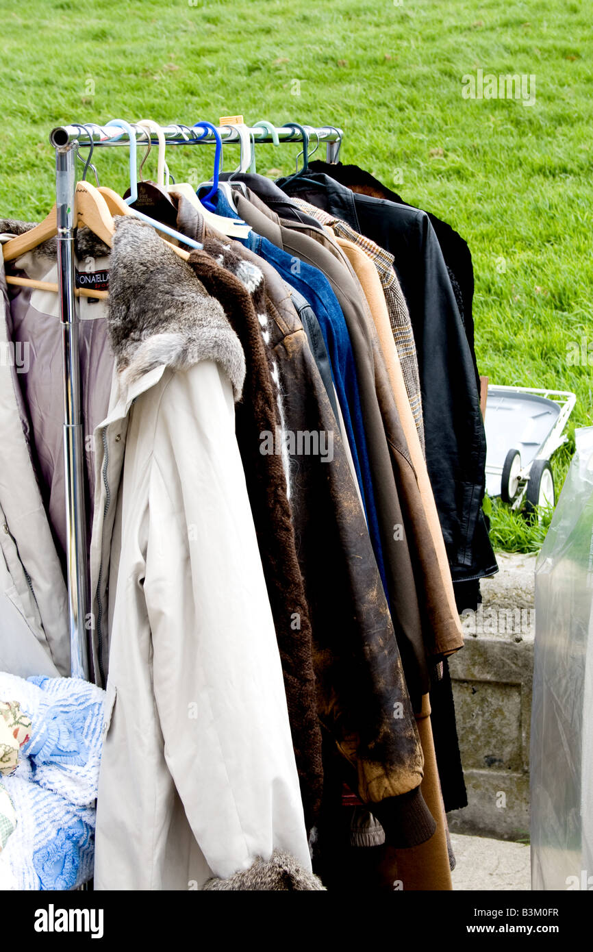 Rack de vieux habits a vendre a un swapmeet Photo Stock Alamy