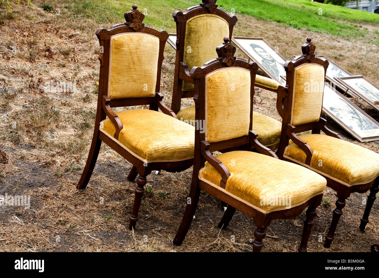 Quatre chaises jaune sur le flanc d'une colline de terre Banque D'Images