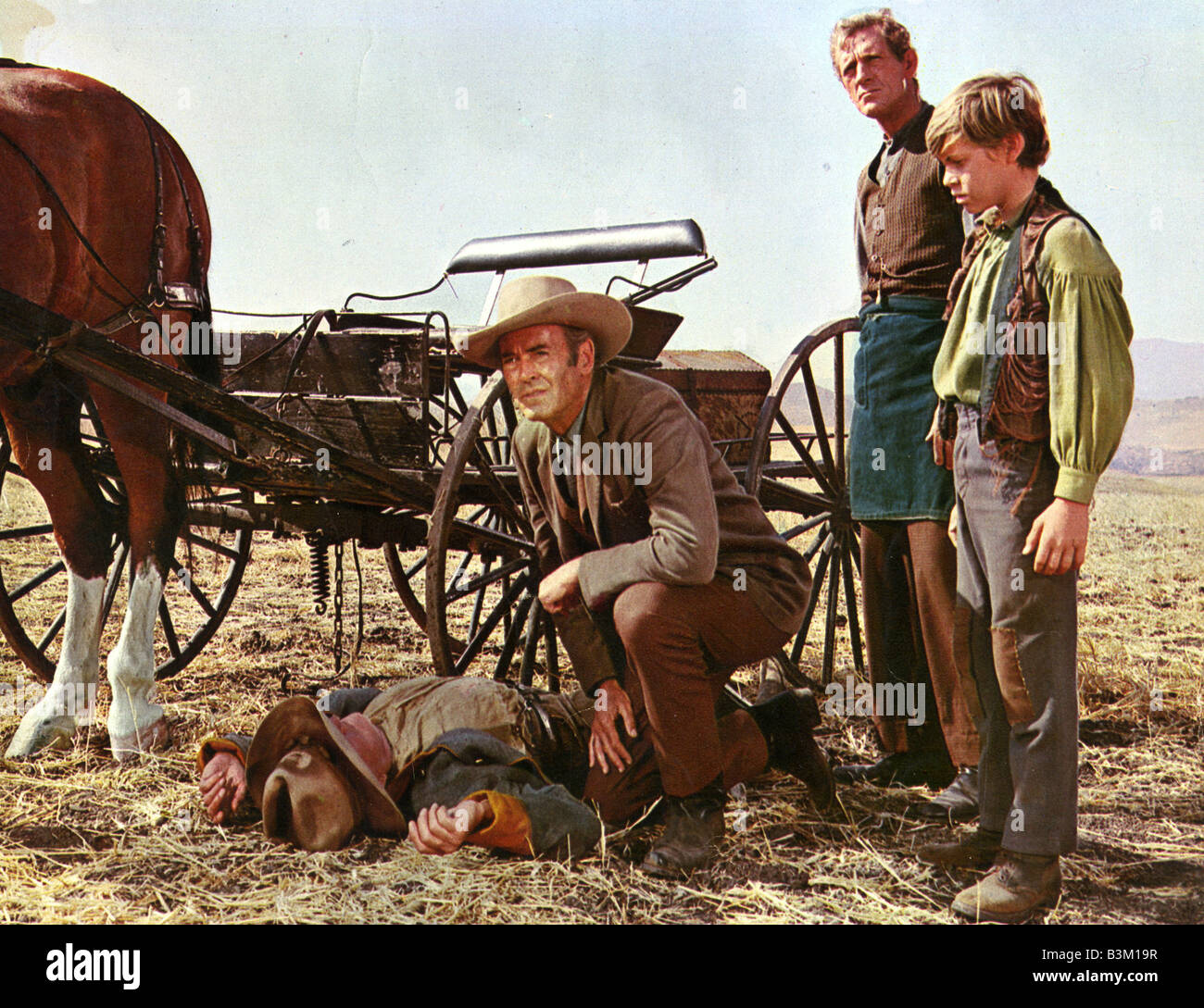 KILLER SUR UN CHEVAL aka Bienvenue sur Hard Times 1967 MGM film avec Henry Fonda à genoux Banque D'Images