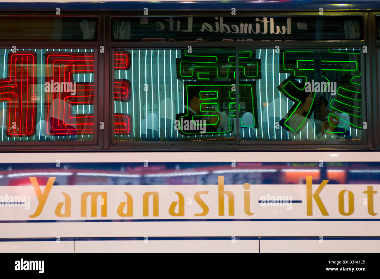 Tour bus à Shinjuku, Tokyo Banque D'Images