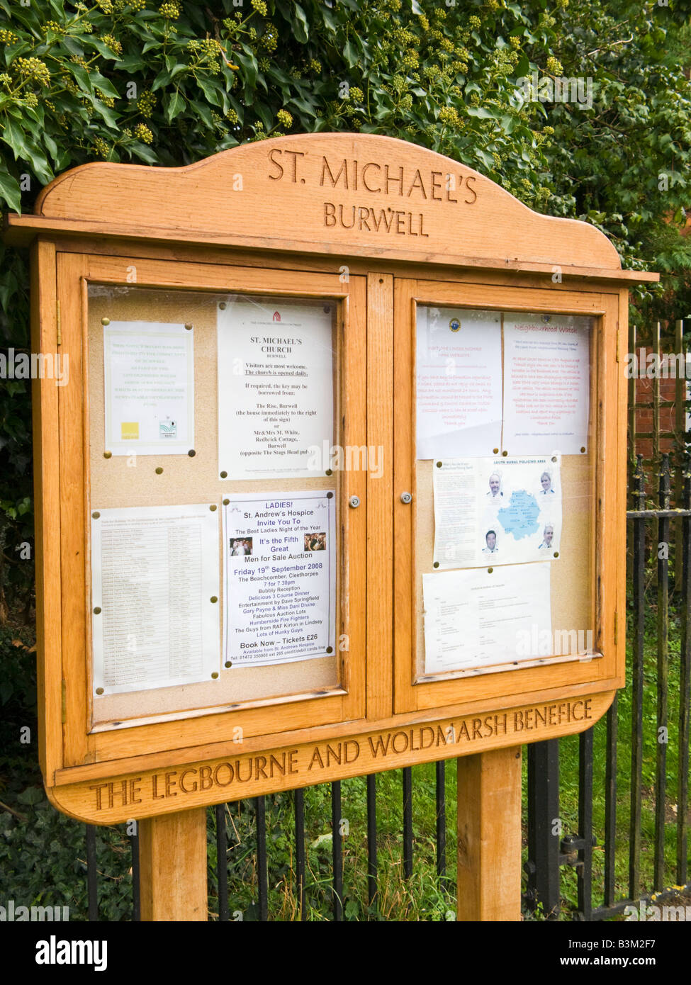 L'église paroissiale en bois avec panneau d'affichage de l'information communautaire Banque D'Images