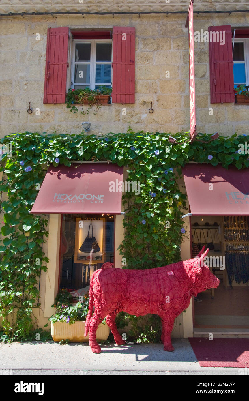 Un modèle d'une vie à l'extérieur de red bull taille d'une boutique à Aigues Mortes dans le sud de la France. Banque D'Images