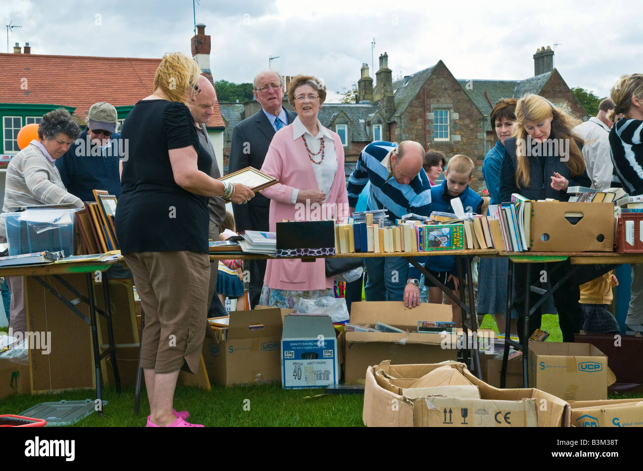 Portrait sincère de personnes au décrochage livre à la fête de l'été dans la ville balnéaire de North Berwick, en Écosse. Banque D'Images