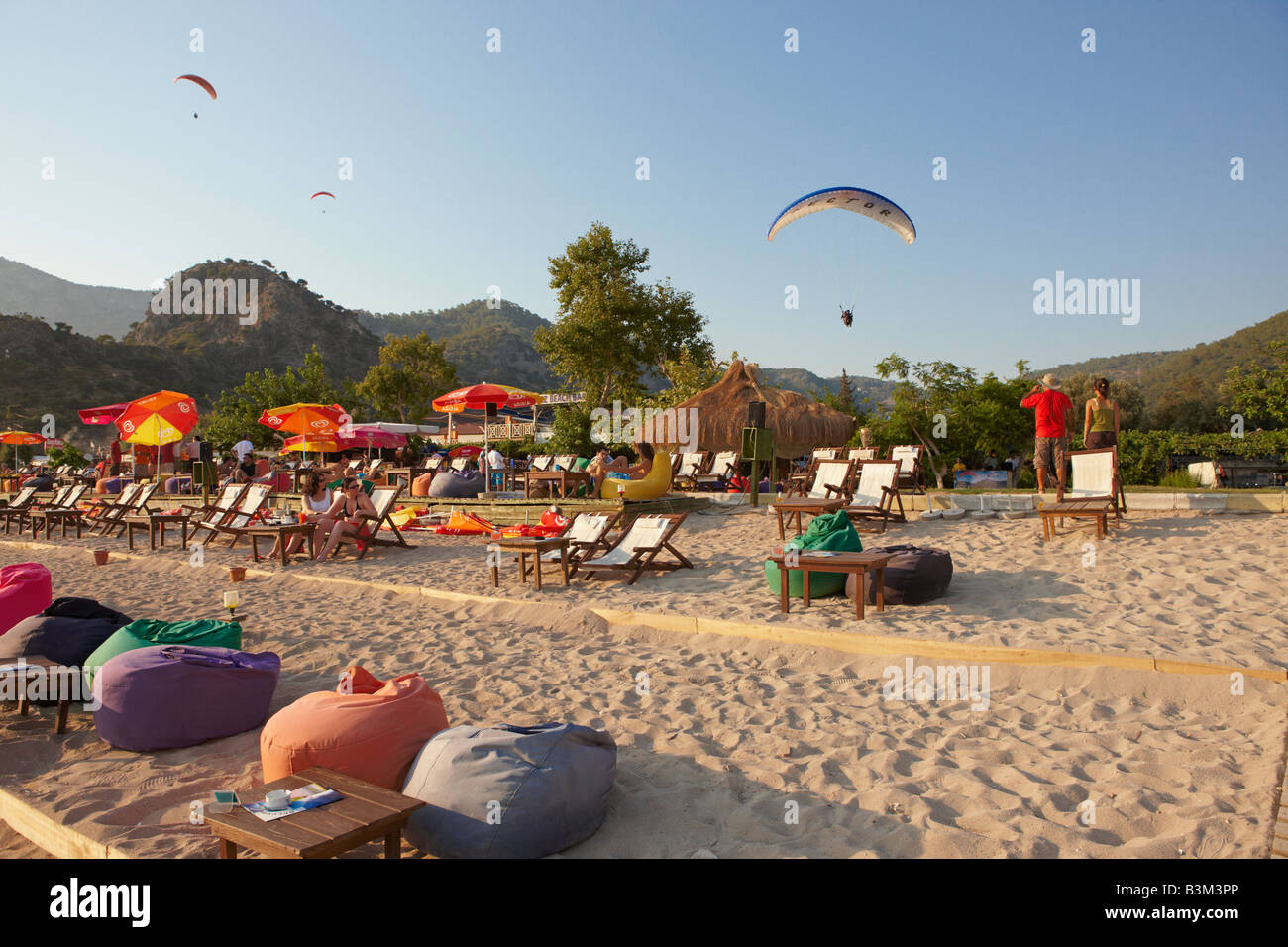 Tables de bar de plage et chaises sur la plage de Belcekiz. Village d'Oludeniz, province de Mugla, Turquie. Banque D'Images