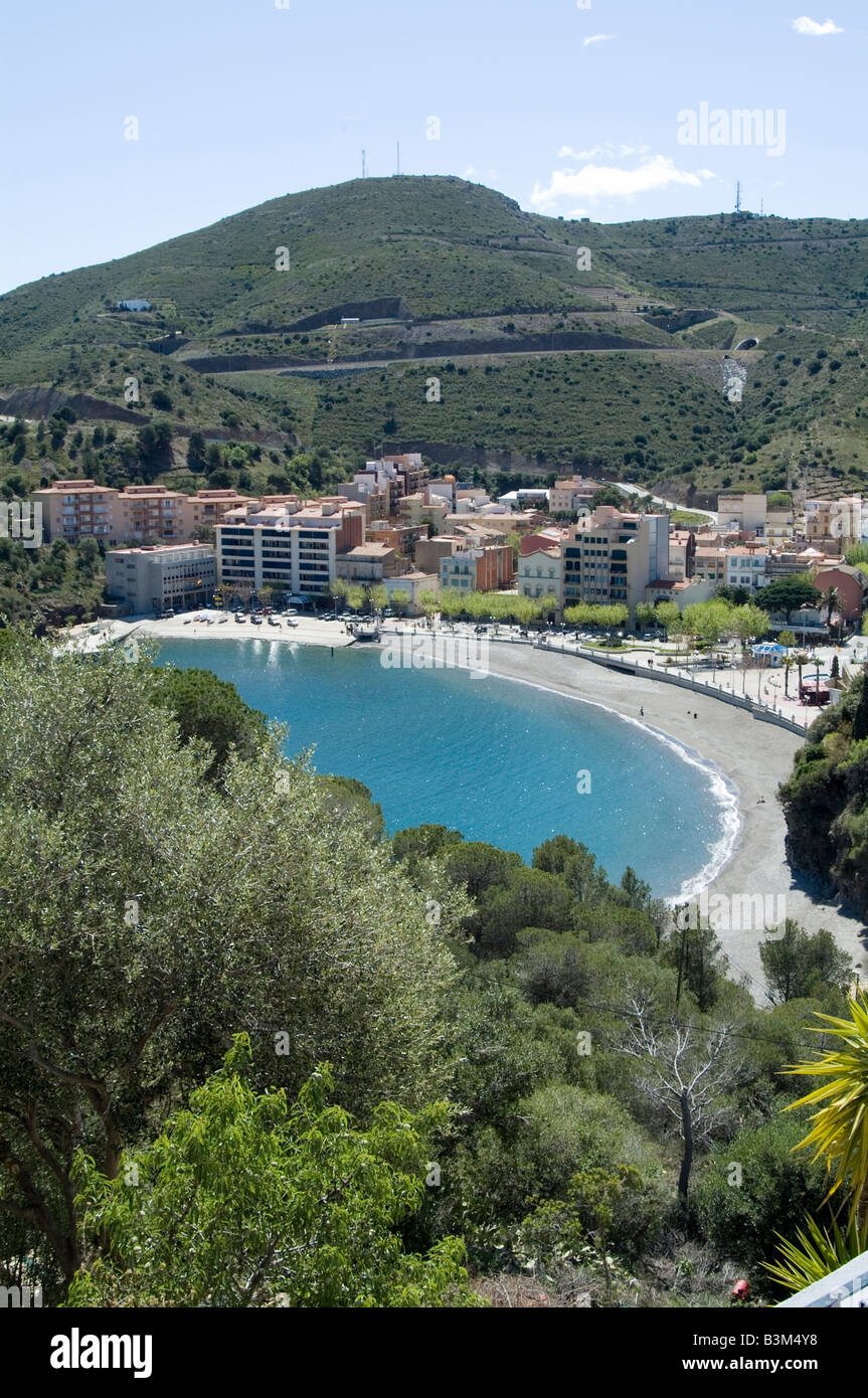 Costa Brava Catalogne Espagne Port-bou ville frontière spainsh mer  méditerranée hôtel des tours d'appartement de vacances plage vacances côte  de manteau Photo Stock - Alamy