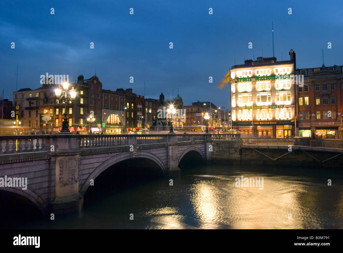 O'Connell Bridge and the River Liffey lit up at Dusk, Dublin, Irlande Banque D'Images