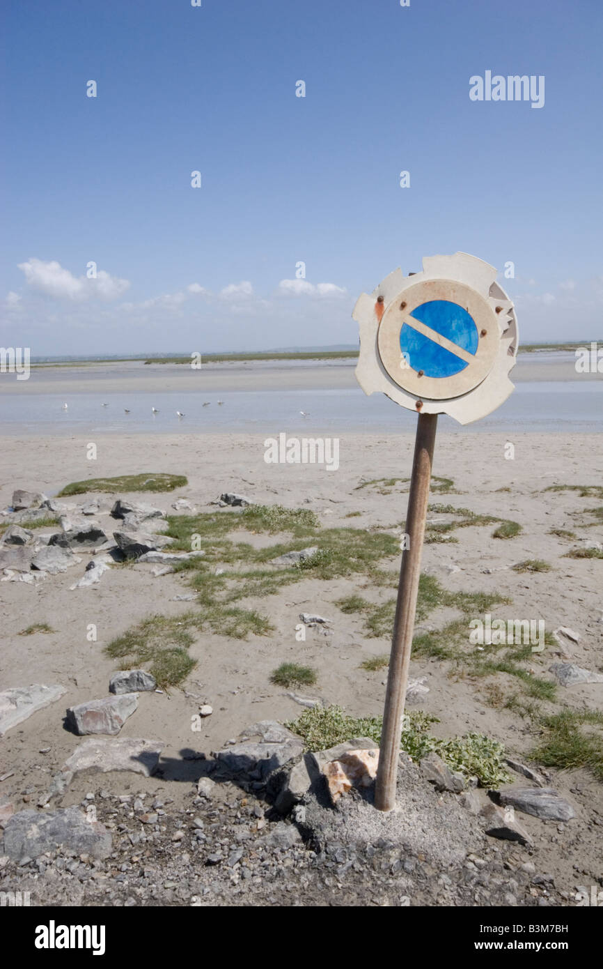 Aucun stationnement n'est évanoui à côté des panneaux routiers de la mer en Bretagne France Banque D'Images