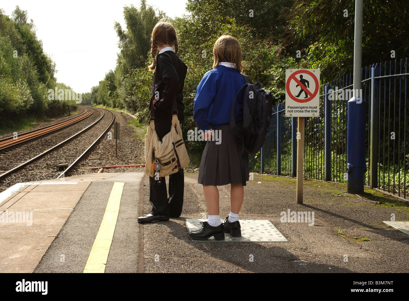 Les jeunes filles attendant sur une plate-forme de la gare se rendent à l'école Banque D'Images