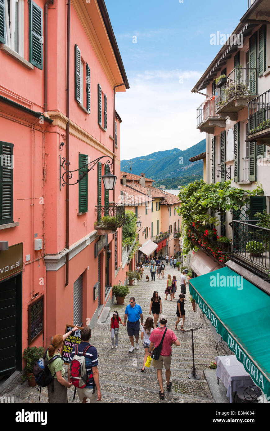 Rue étroite dans le centre-ville à la descente vers le lac, Bellagio, Lac de Côme, Lombardie, Italie Banque D'Images
