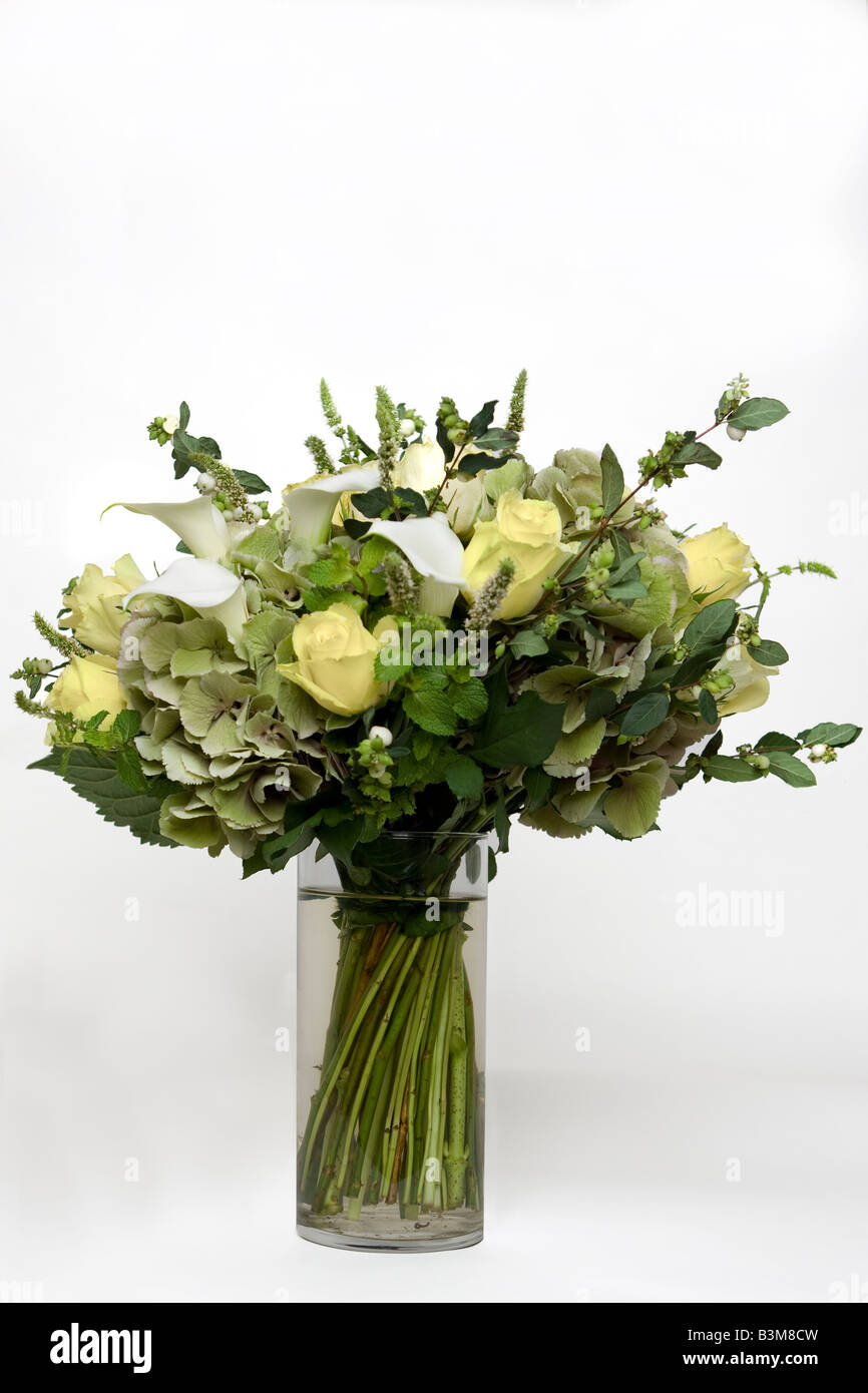 Blanc d'un vase de fleurs roses et jaunes lilys Banque D'Images